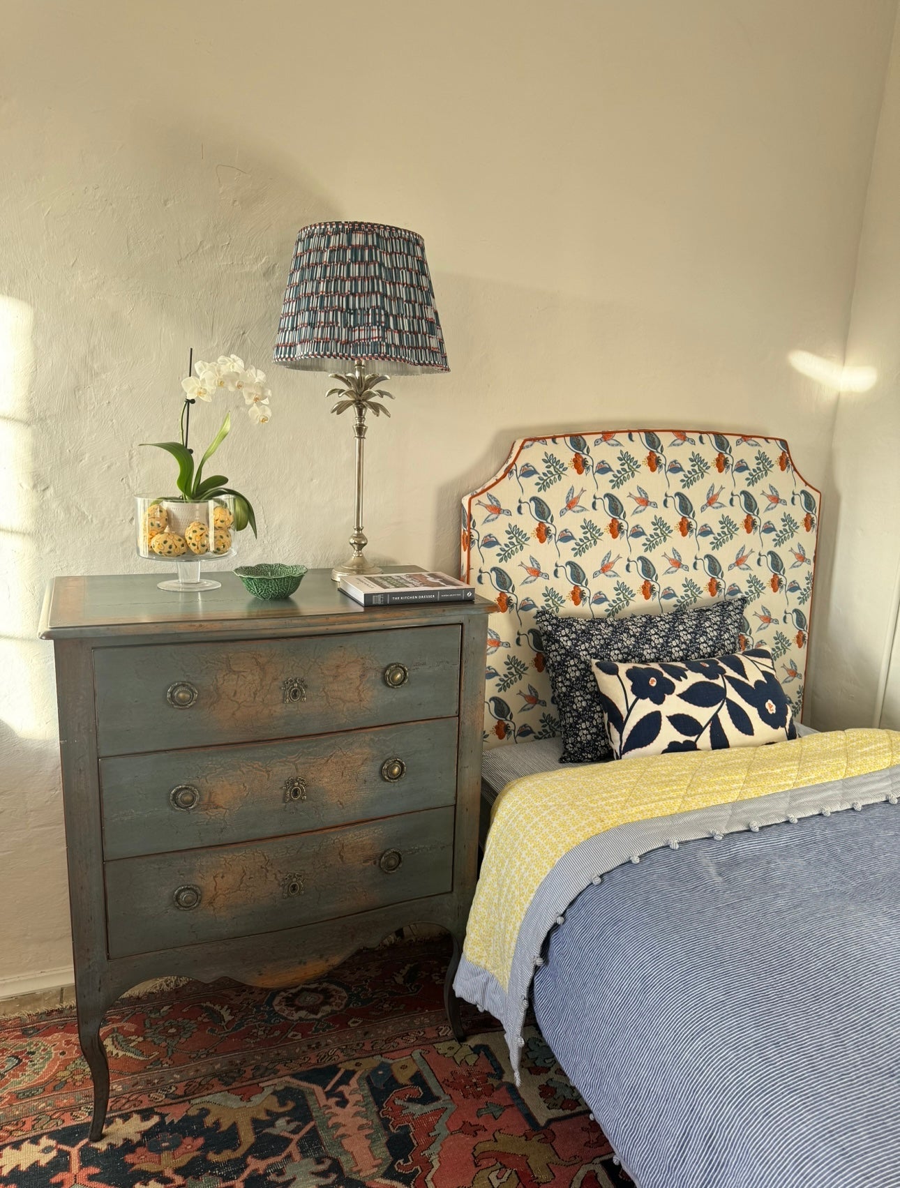 Dainty French provincial chest of drawers
