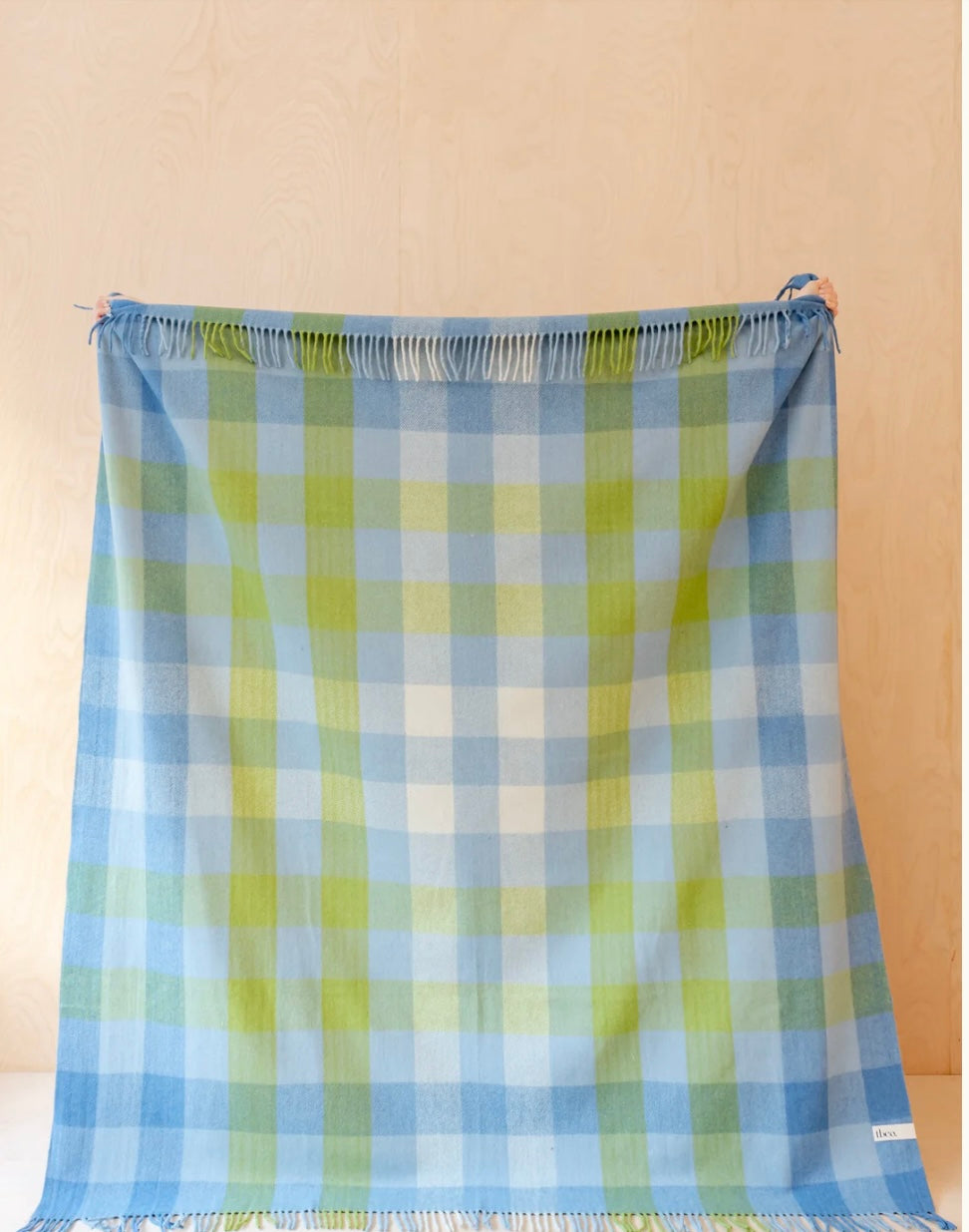 Wool blanket in blue gradient gingham