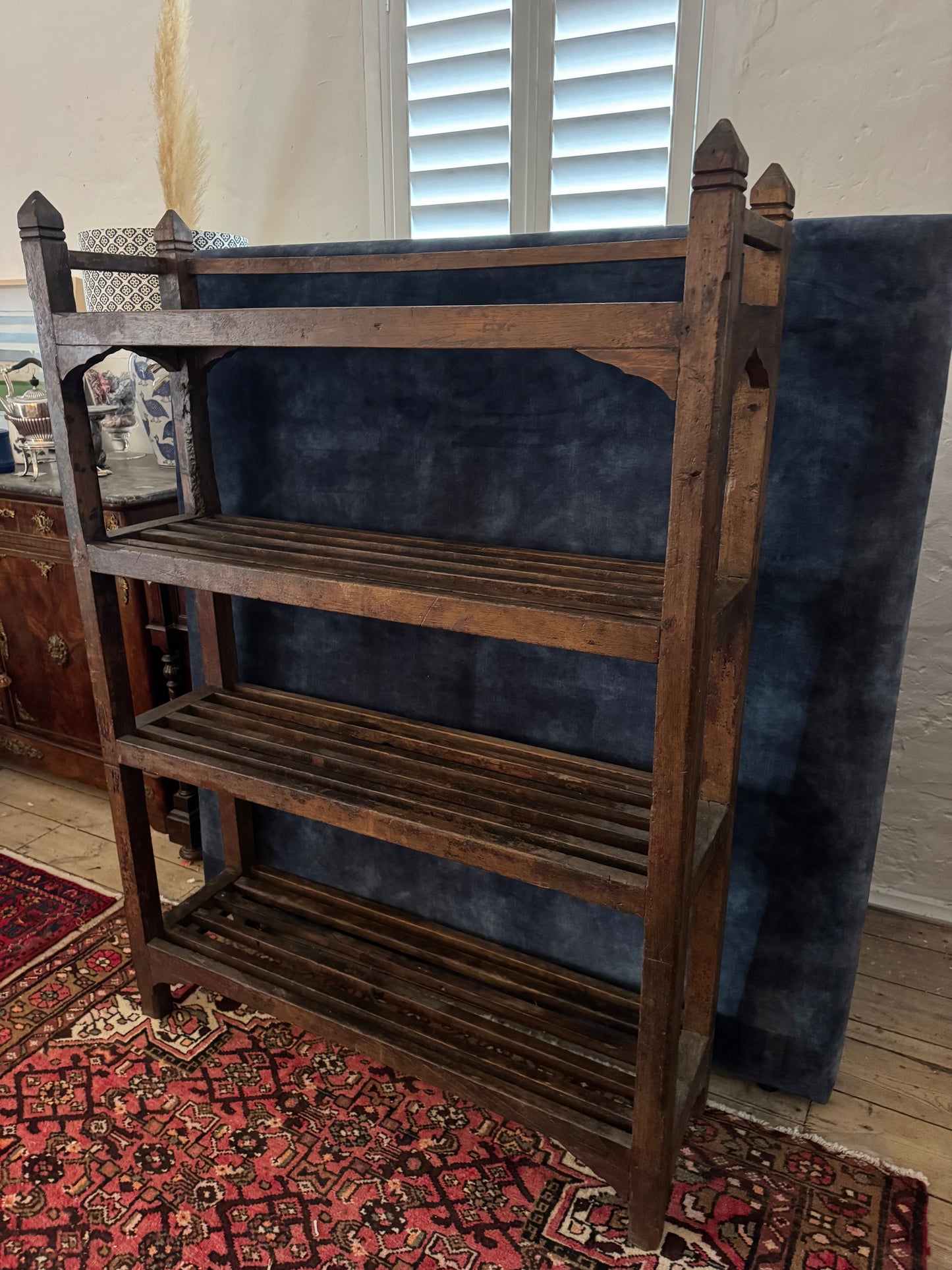 French baker’s stand