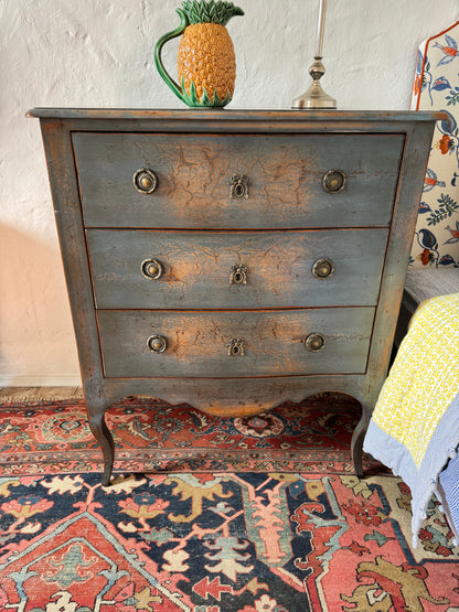 Dainty French provincial chest of drawers