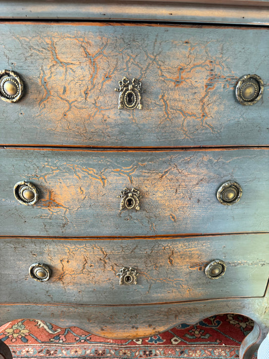 Dainty French provincial chest of drawers