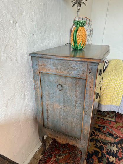 Dainty French provincial chest of drawers