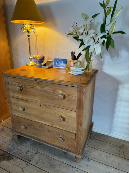 Pine chest of drawers