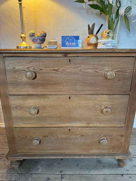 Pine chest of drawers