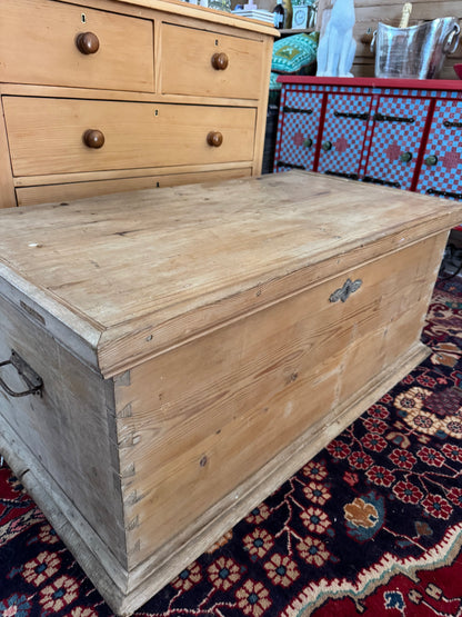 French oak chest 🇫🇷